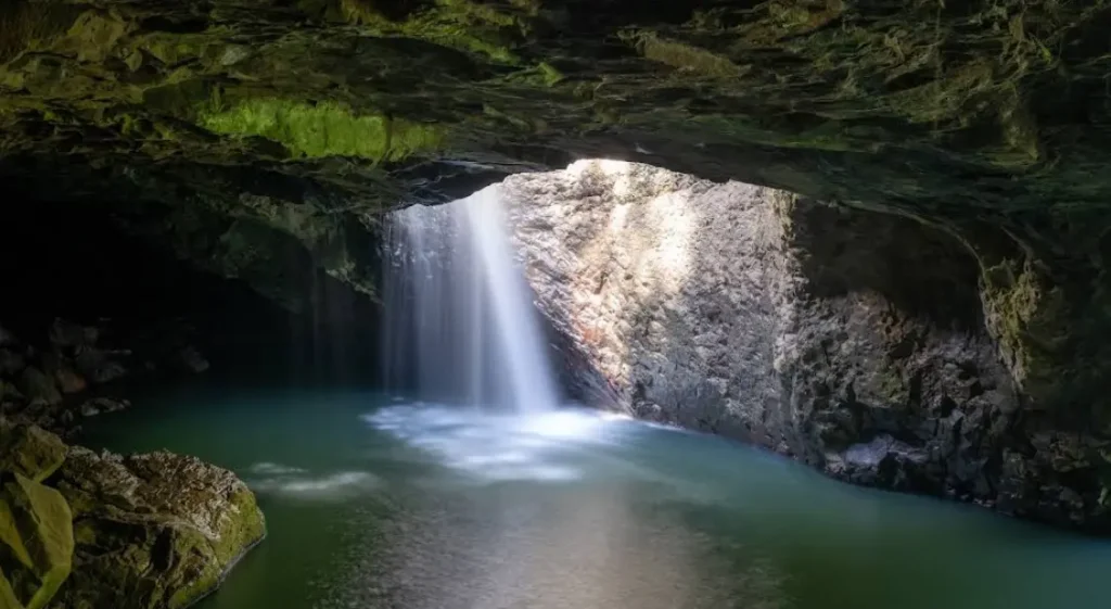 natural bridge waterfall qld au 1024x561